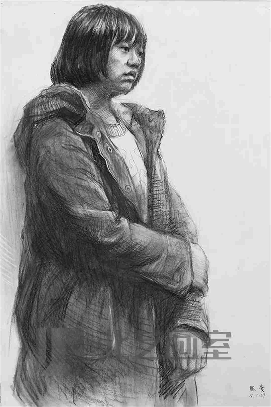 素描半身像作品——穿羽绒袄的女孩四分之三侧面站姿