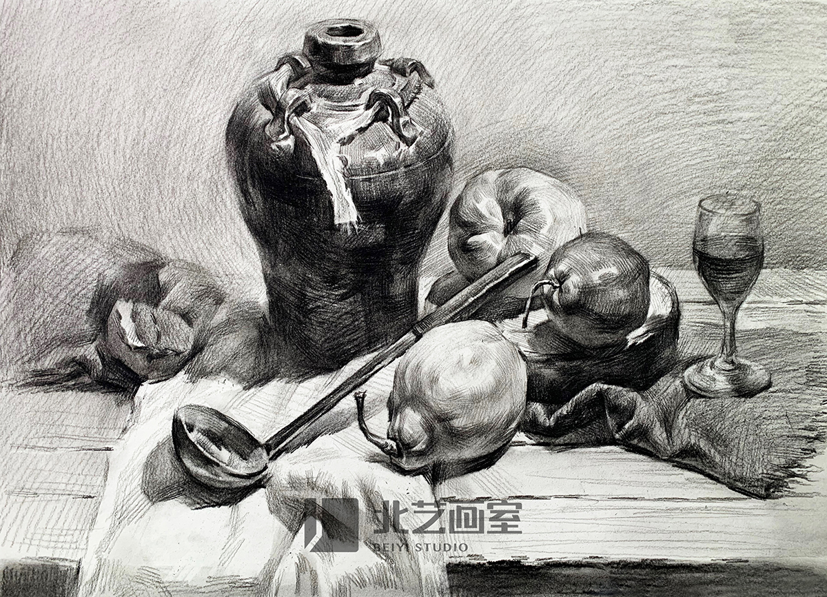 素描静物——釉罐子、汤勺、酒杯、梨、苹果组合训练作品