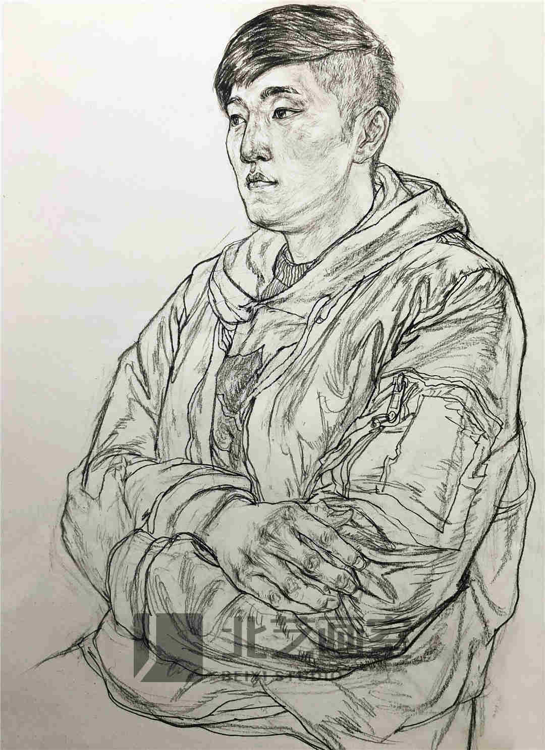 素描半身像作品——短发抱手的男青年四分之三侧面坐姿