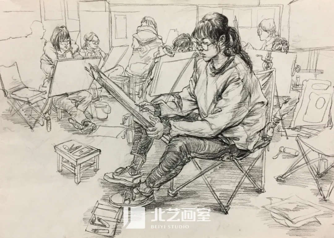 校考场景速写—正在画画的学生