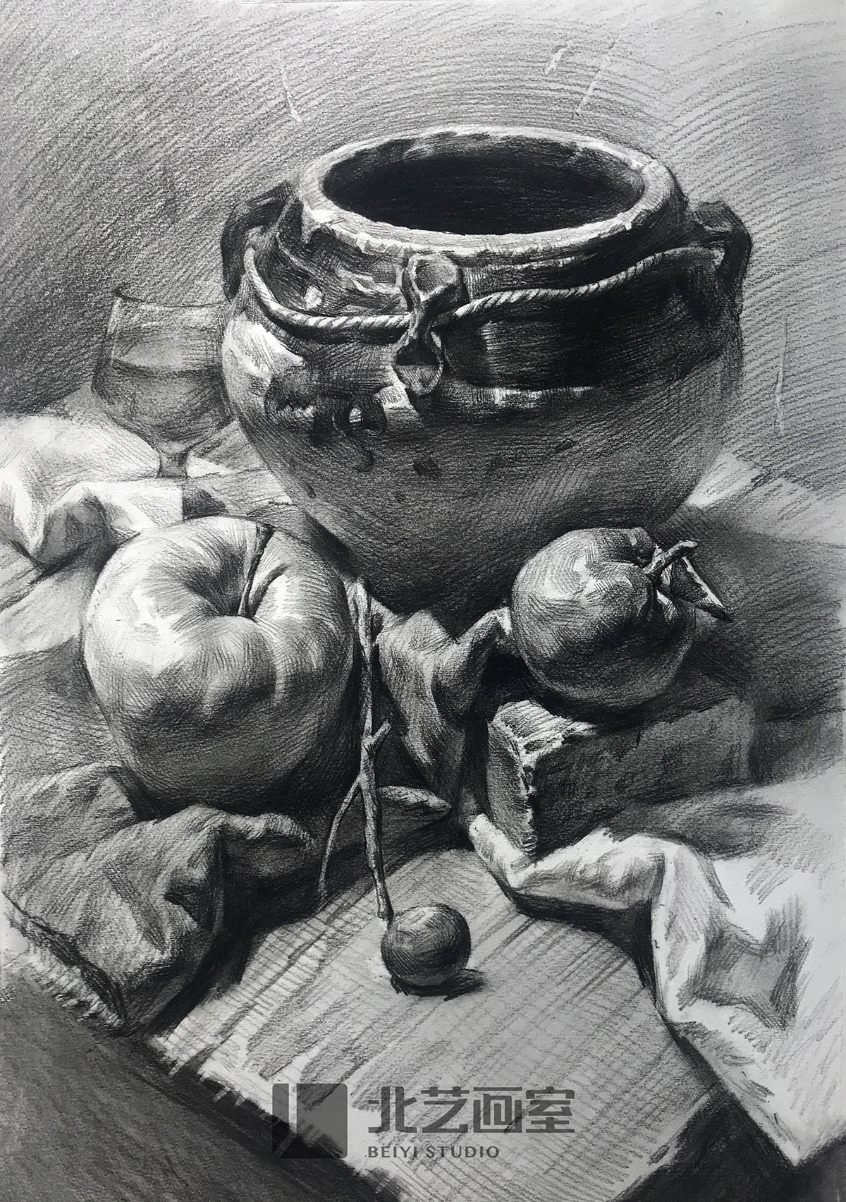 素描静物——釉罐子、西红柿、树枝、酒杯、桌布组合作品