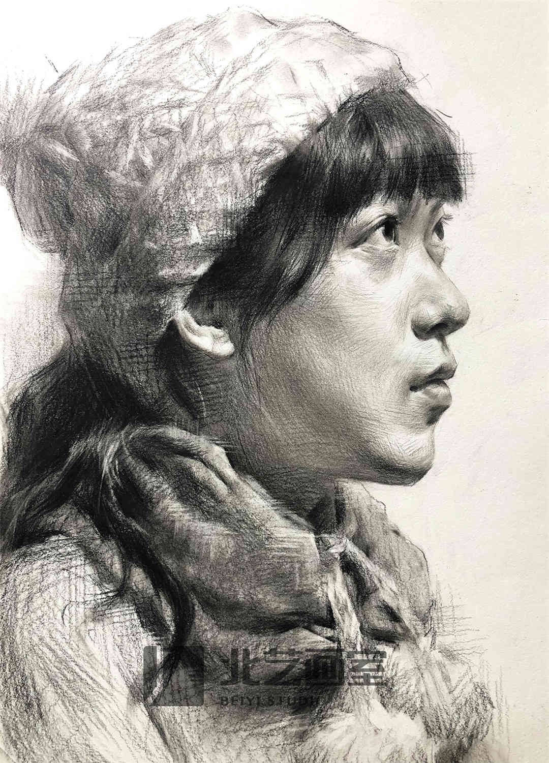 侧面戴帽子围巾女青年素描头像作品赏析