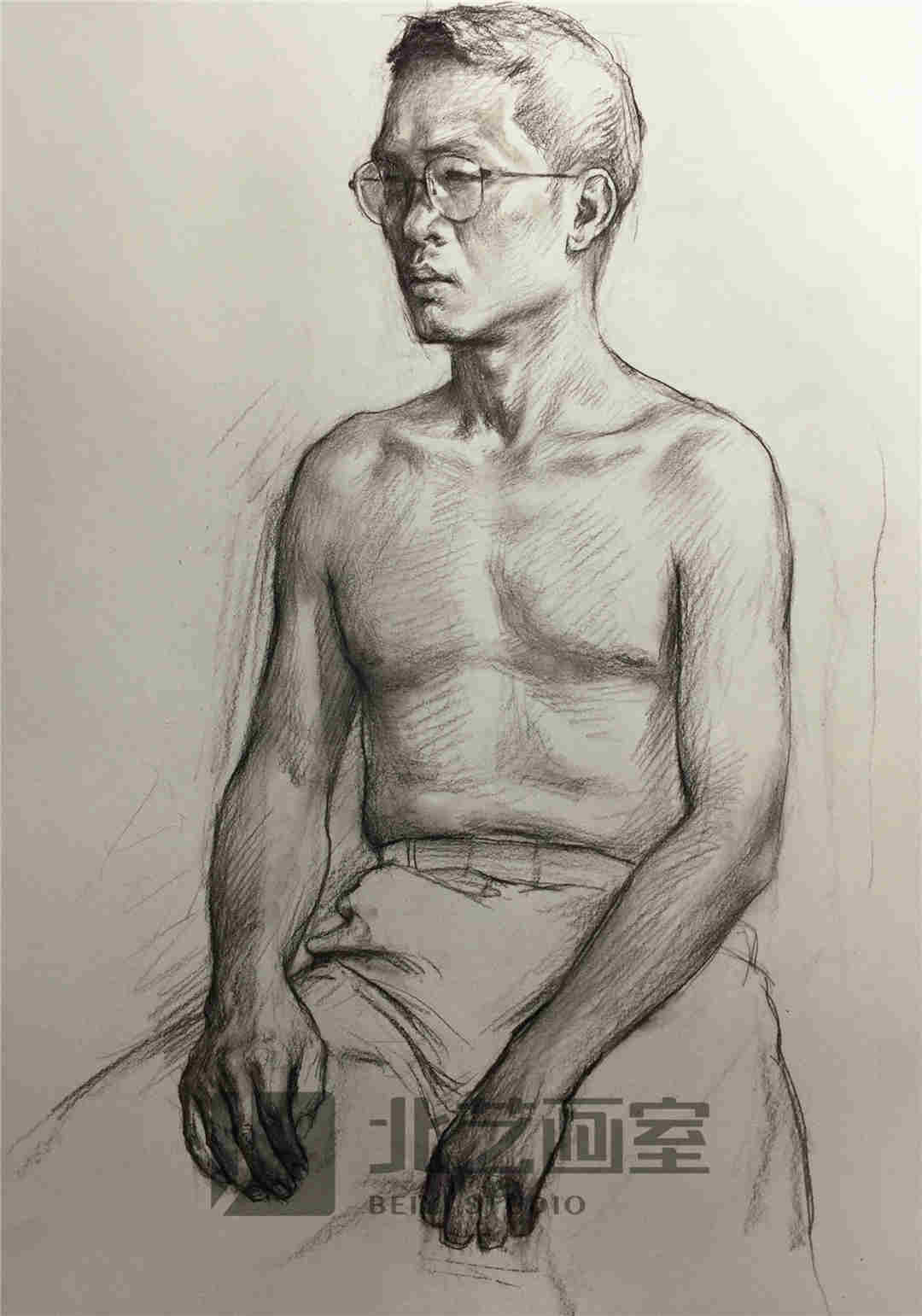素描半身像作品——戴眼镜赤膊男中年侧面坐姿