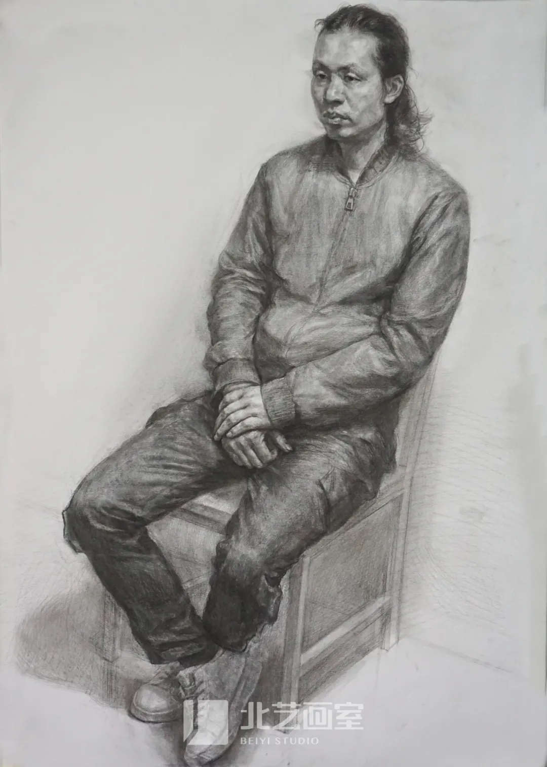 素描半身像作品——男中年四分之三侧坐姿