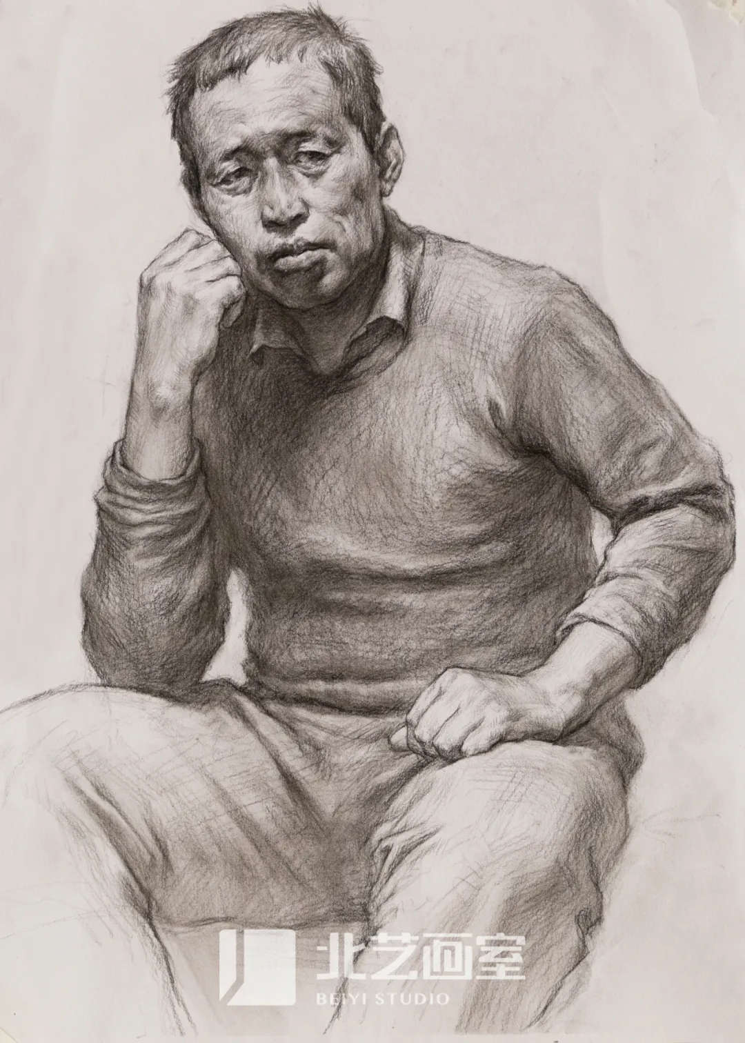 素描半身像作品——托腮男中年正面坐姿