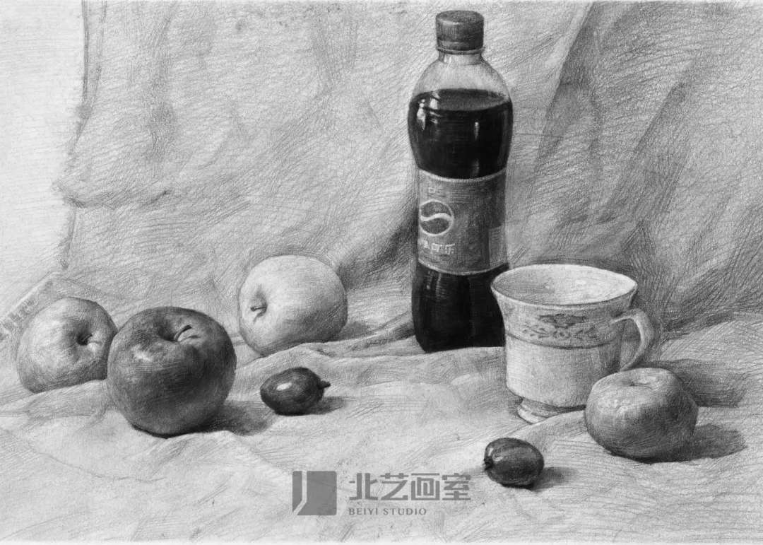 素描静物——可乐瓶、水果、茶杯组合训练作品