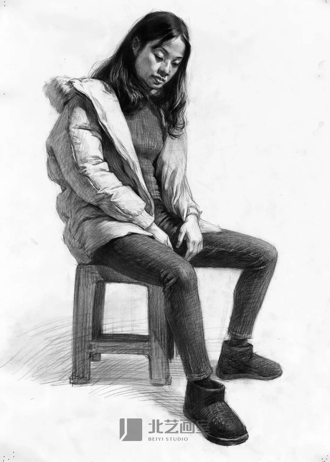 素描半身像作品——穿羽绒服女青年坐姿