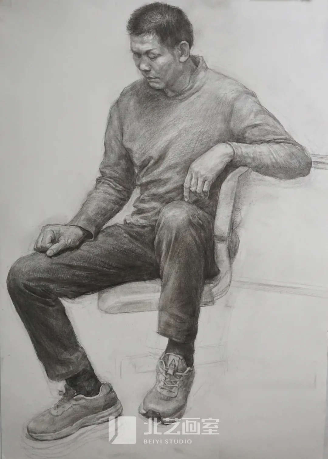 素描半身像作品——四分之三侧男中年坐姿