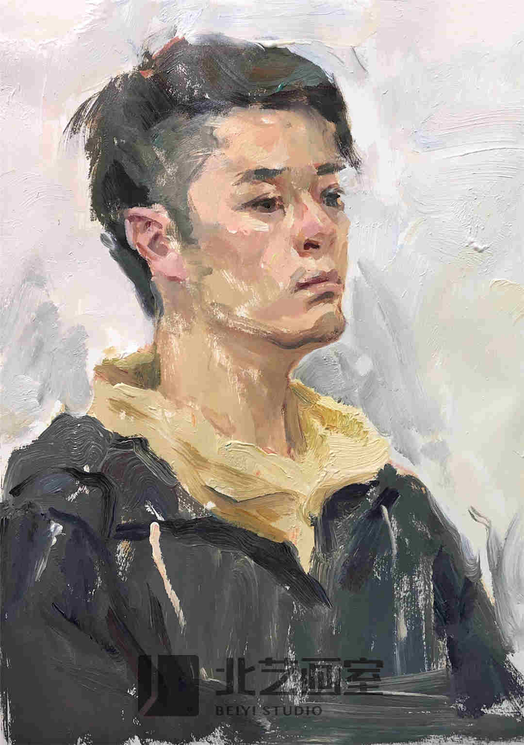四分之三侧黑外套黄卫衣男青年色彩头像