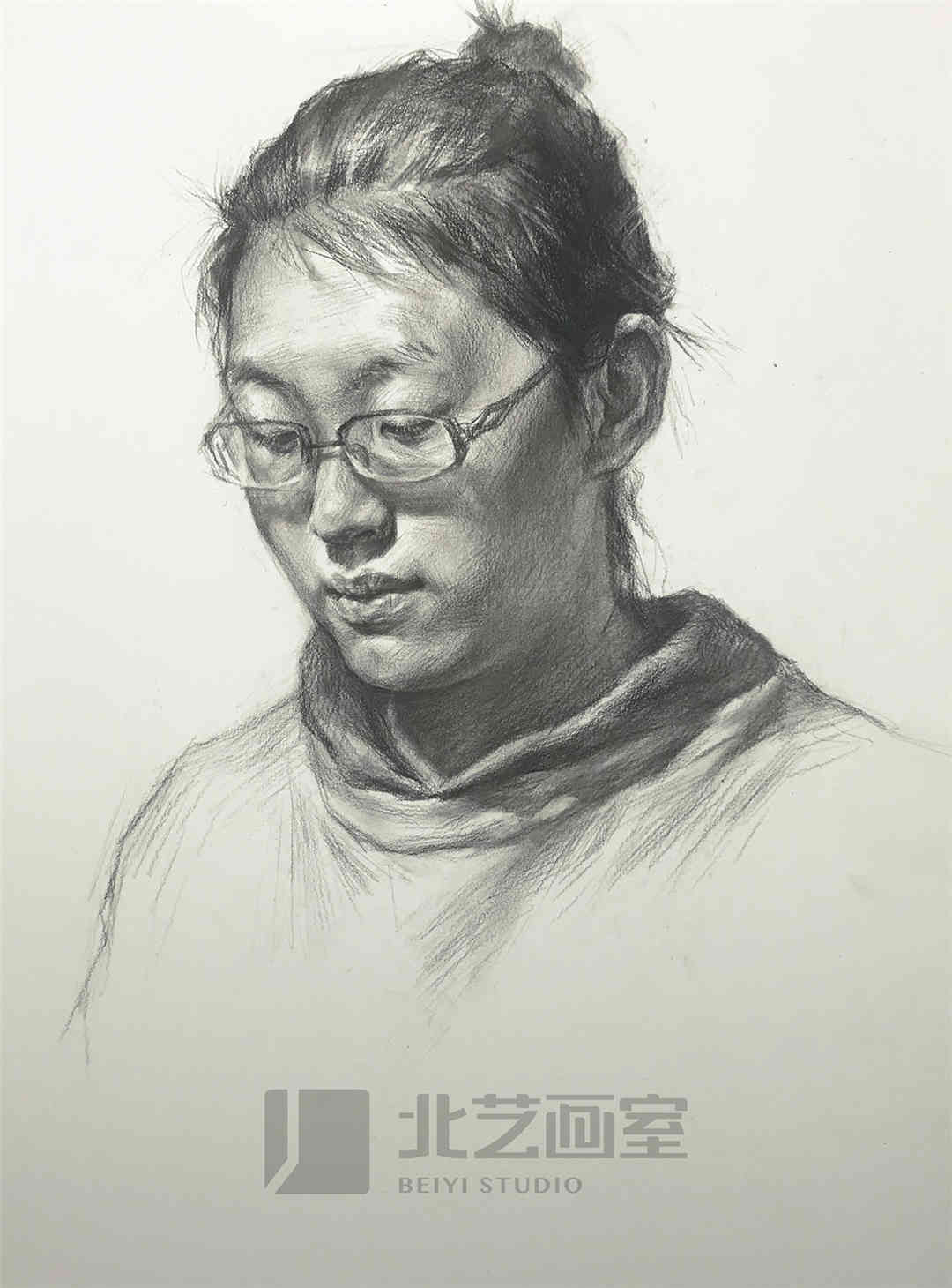 四分之三侧面戴眼镜穿卫衣女青年素描头像作品赏析