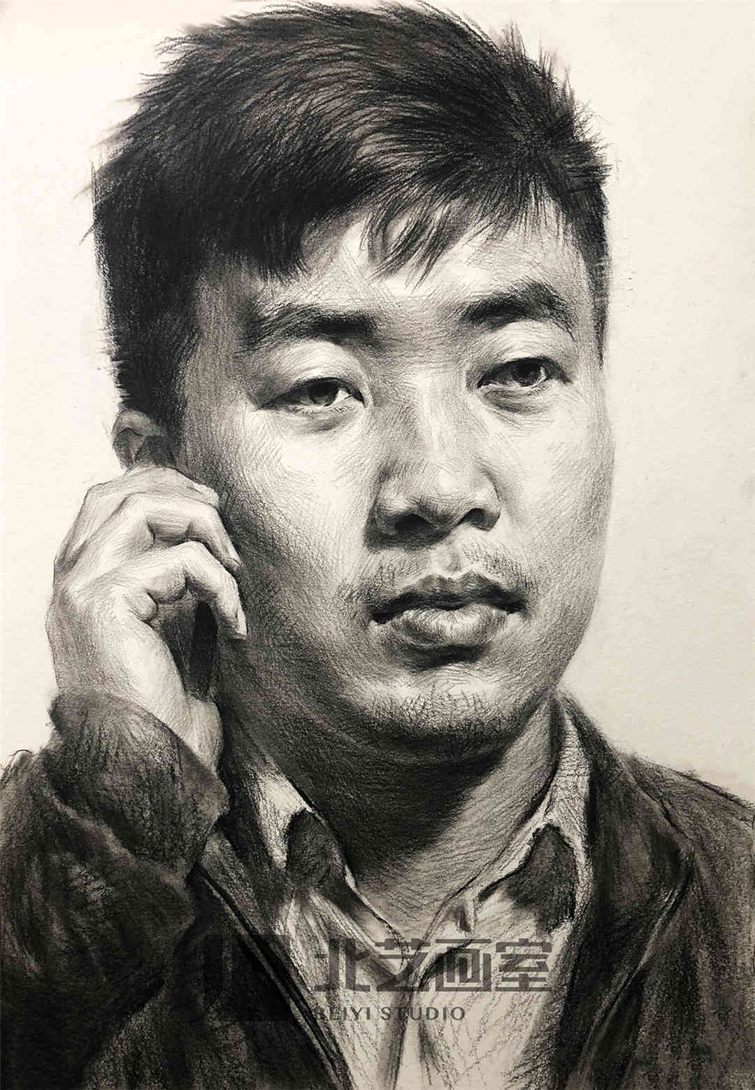 正面西装男中年素描头像作品赏析