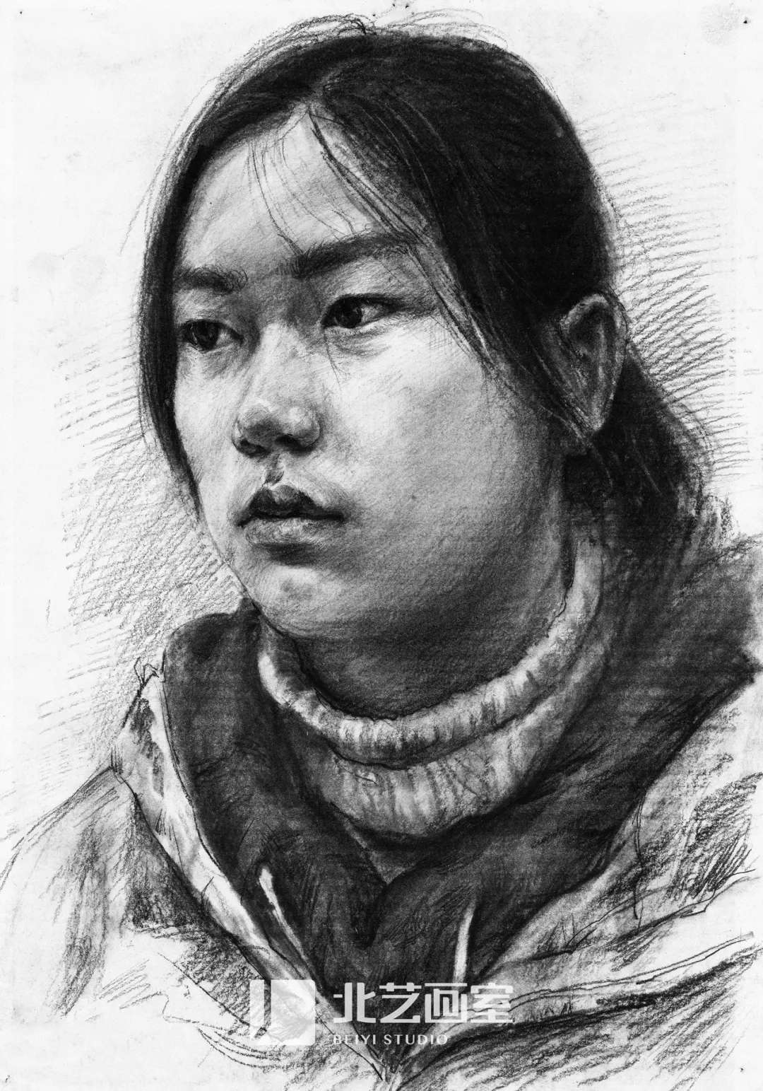 四分之三侧面短发女青年素描头像作品